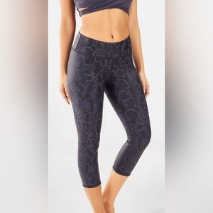 Mid-Rise Printed PowerHold® Crop